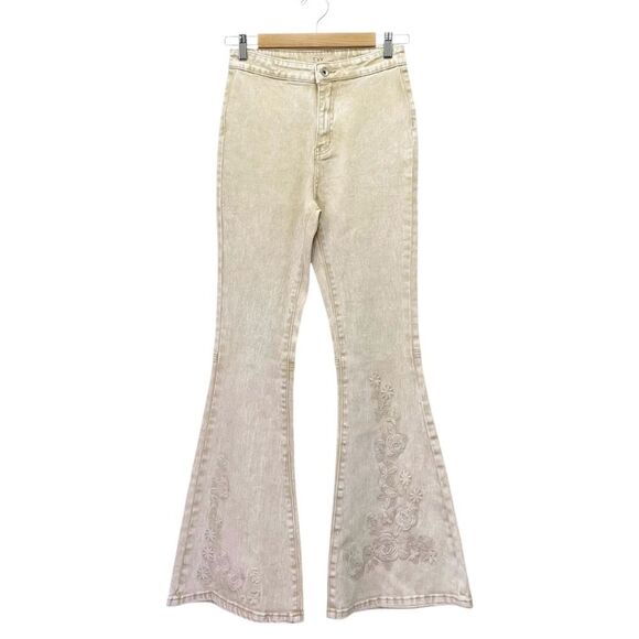 NWT Chelsea & Violet Flare Jeans Size 26 Embroidered Floral Beige Boho High Rise - Picture 2 of 14